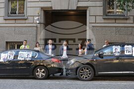 Народно събрание - служебен паркинг - блокирани входове