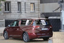 Народно събрание - служебен паркинг - блокирани входове