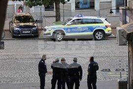 Народно събрание - служебен паркинг - блокирани входове