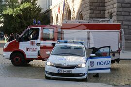 Народно събрание - служебен паркинг - блокирани входове