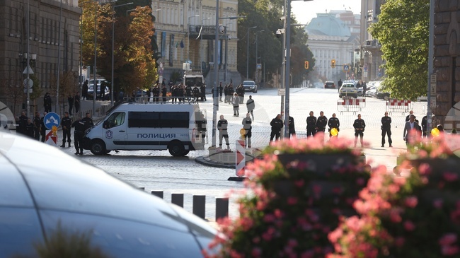 Continue the Change - Democratic Bulgaria Blockade Around Parliament Sparks Political Reactions