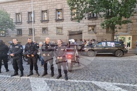 Народно събрание - служебен паркинг - блокирани входове