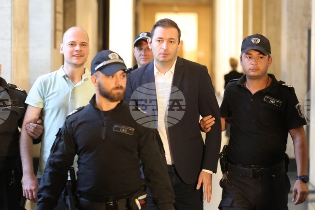 Съдът остави в ареста бившия заместник-кмет на София Никола Барбутов и пусна под гаранция от 10 000 лв. бизнесмена Петър Рафаилов 