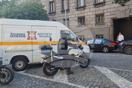 Народно събрание - служебен паркинг - блокирани входове - линейка