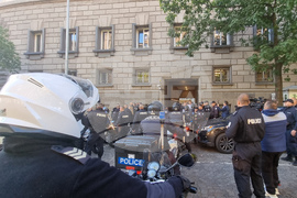 Народно събрание - служебен паркинг - блокирани входове