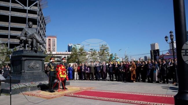 МОНЦАМЕ: Бяха положени цветя на паметника на маршал Цеденбал в Улан Батор