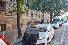 Народно събрание - служебен паркинг - блокирани входове