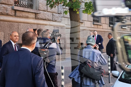 Народно събрание - служебен паркинг - блокирани входове