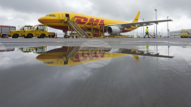 Ди Ейч Ел обяви, че следи развитието на ситуацията с всеобхватните мита на САЩ след решението на Върховния съд за отмянаната им