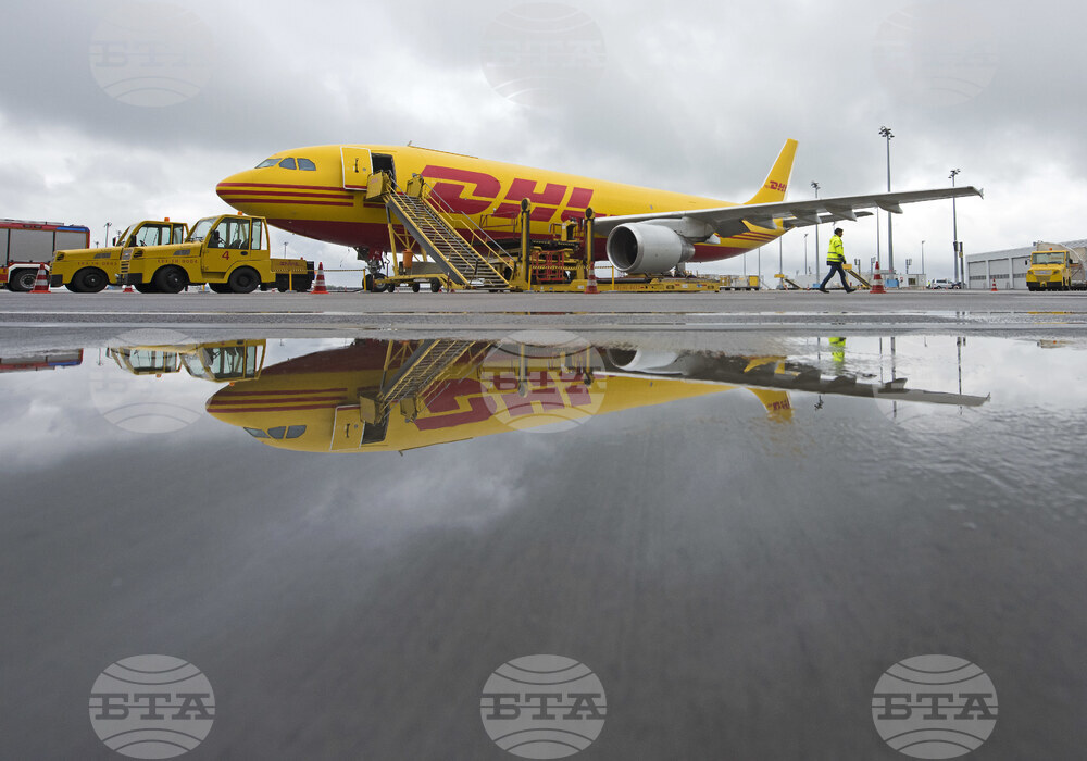 Ди Ейч Ел обяви, че следи развитието на ситуацията с всеобхватните мита на САЩ след решението на Върховния съд за отмянаната им