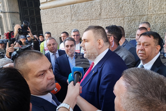 Лидерът на "ДПС - Ново начало" Делян Пеевски вече е в сградата на парламента след словесен сблъсък с ПП