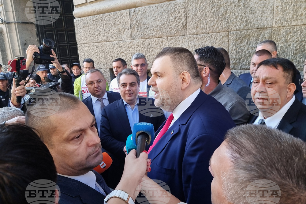 Народно събрание - служебен паркинг - блокирани входове