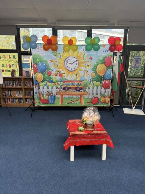 Възпитаници на Българското училище „Родна реч“ в Лестър, Великобритания, изработиха свои килимчета чрез тъкане на стан