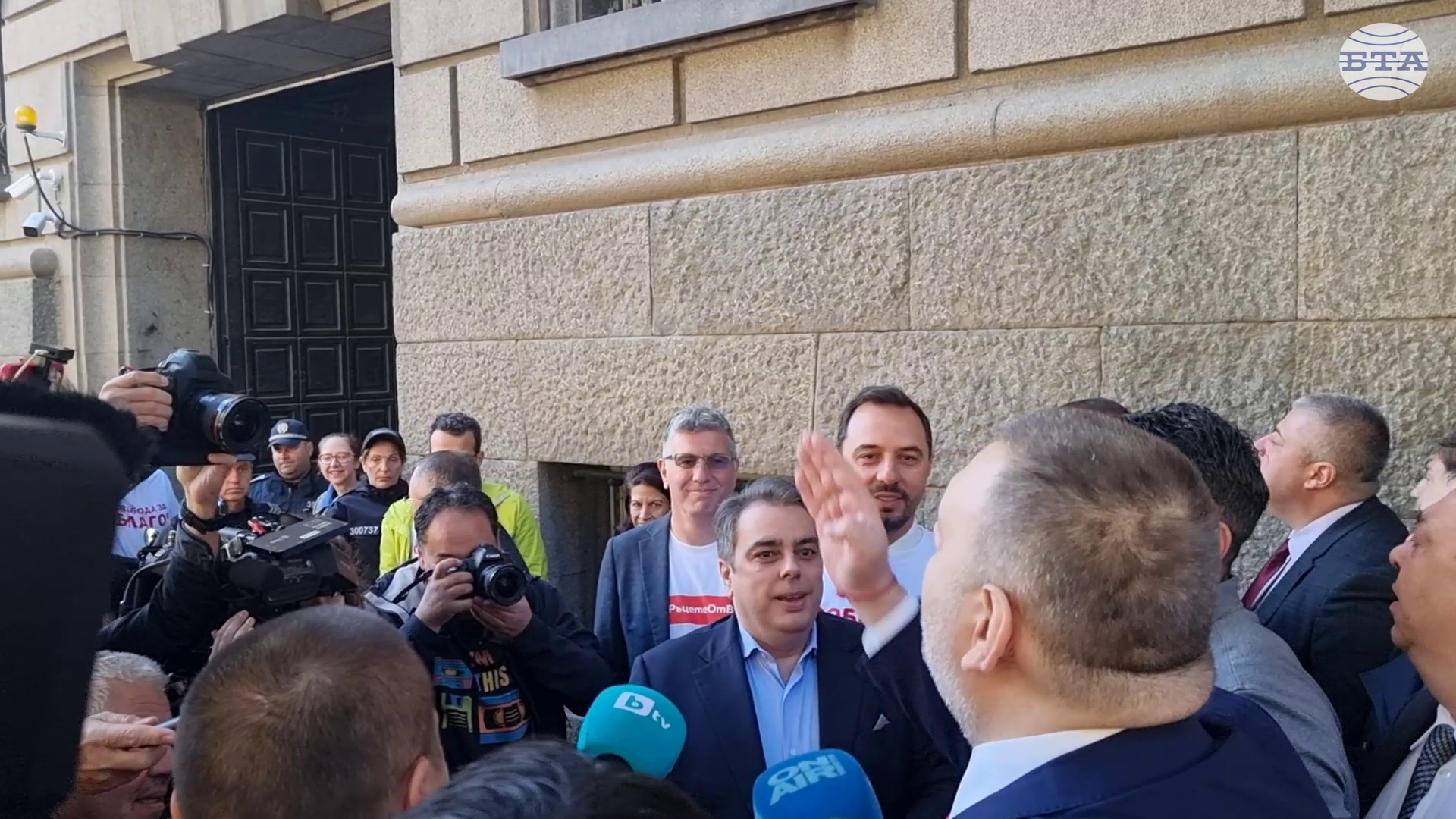 Лидерът на "ДПС - Ново начало" Делян Пеевски вече е в сградата на парламента след словесен сблъсък с ПП Лидерът на "ДПС - Ново начало" Делян Пеевски вече е в сградата на парламента след словесен сблъсък с ПП