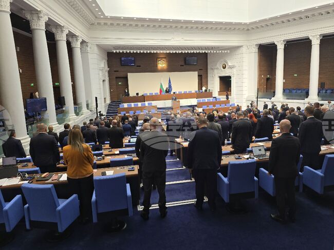 С едноминутно мълчание депутатите почетоха паметта на полицая, починал днес, докато е бил на дежурство в района на парламента