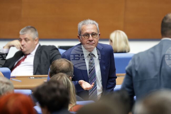 Депутатите излязоха в 15 минути почивка поради липса на кворум