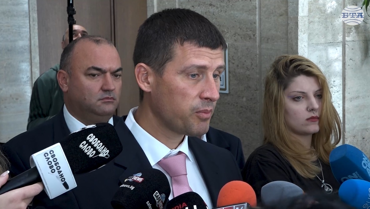 Ставаме свидетели на изключителна наглост на управляващата коалиция, в която е включен и Делян Пеевски, каза лидерът на "Величие" Ивелин Михайлов Ставаме свидетели на изключителна наглост на управляващата коалиция, в която е включен и Делян Пеевски, каза лидерът на "Величие" Ивелин Михайлов