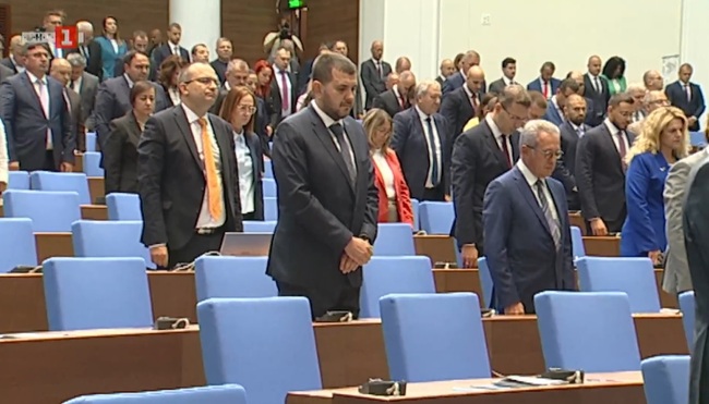 С едноминутно мълчание депутатите почетоха паметта на полицая, починал днес, докато е бил на дежурство в района на парламента