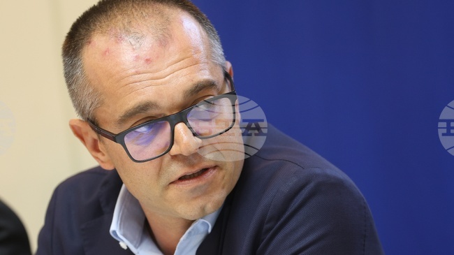 Към момента в КЗП има откъслечни сигнали, свързани с въвеждането на еврото, положението е спокойно, каза Александър Колячев