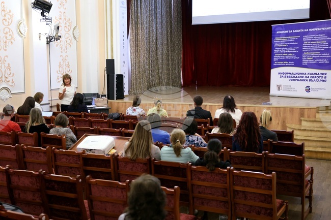 Данъчните декларации за 2025 г., които ще се подават през 2026 г., ще се изготвят в левове, заявиха при среща с граждани от НАП