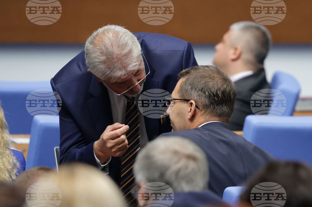 Депутатите удължиха пленарното си заседание до 17:00 часа