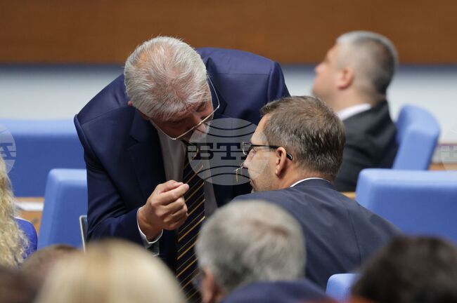 Депутатите удължиха пленарното си заседание до 17:00 часа