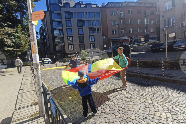 Улица пред столично училище е затворена за ден, за да могат децата да играят безопасно, като част от инициативите за Европейската седмица на мобилността