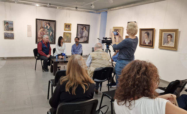 Изложбата „… и продължавах да рисувам сама“ е най-пълната на Елена Карамихайлова, каза в Шумен д-р Рамона Димова