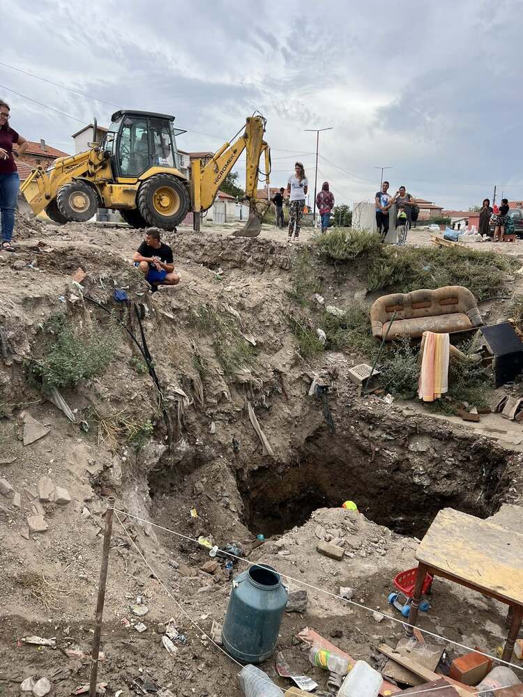 Водоснабдителното дружество в Ямбол прибягна до тежка техника за разчистване на битови отпадъци от канализацията