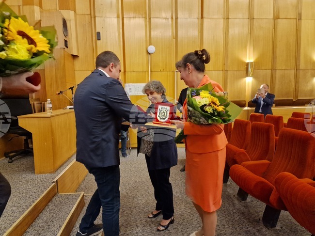 Общинският съвет удостои с почетен знак трима лекари за приноса им за спасяването на детското отделение в болницата в Перник