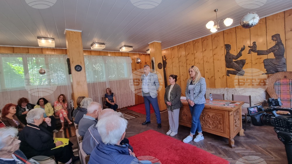 Bulgarian Posts CEO Holds Euro Information Meeting in Momchilovtsi