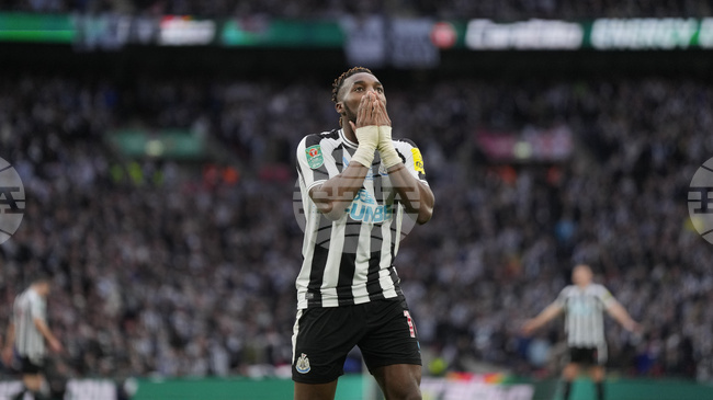 Бившият футболист на Нюкасъл на Алан Сен-Максимен напуска Клуб Америка след расистки обиди срещу дъщерите му