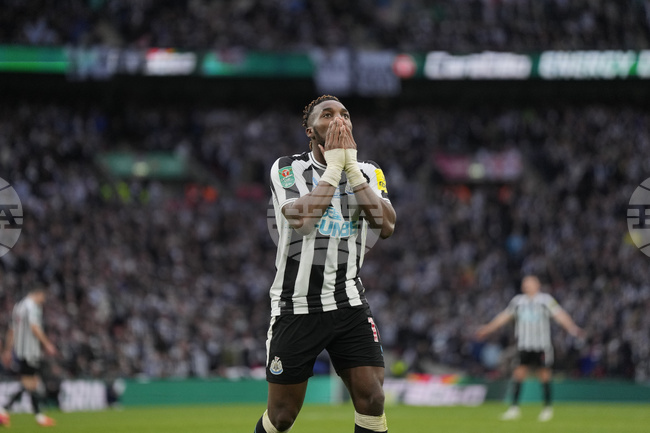 Бившият футболист на Нюкасъл на Алан Сен-Максимен напуска Клуб Америка след расистки обиди срещу дъщерите му