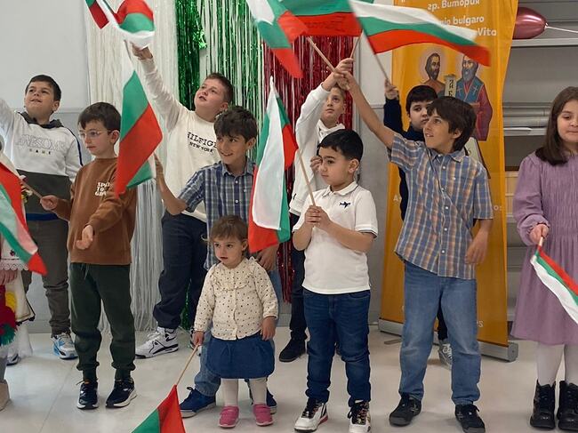 Учениците от Българското училище „Св. св. Кирил и Методий“ в град Витория, Испания, ще чуят първия звънец днес, 27 септември