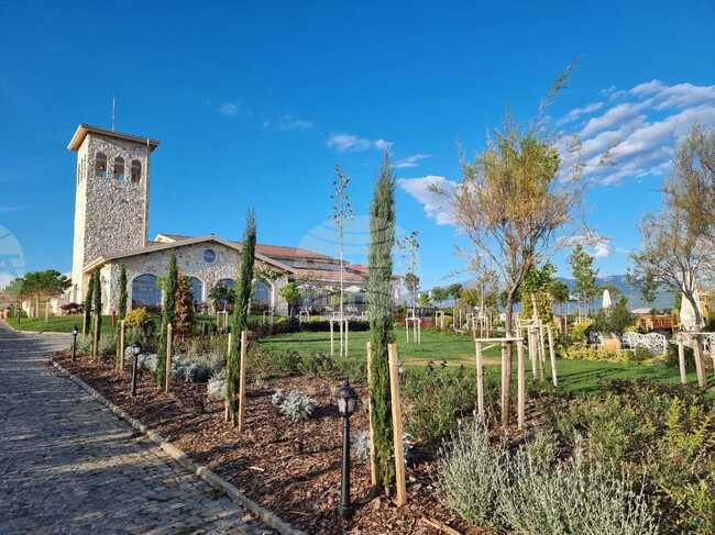 Бутиковата винарна "Вила Монтевино" разширява комплекса си с дегустационна зала и парк с езера