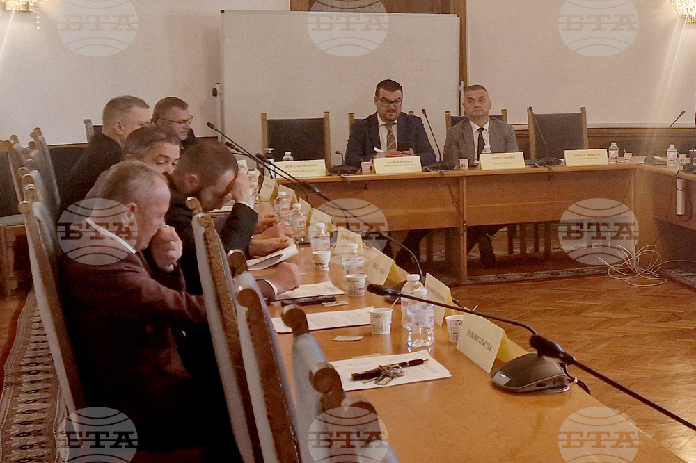 Комисията по транспорта и съобщенията прие на второ гласуване промени в Закона за гражданското въздухоплаване