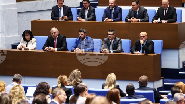 Досегашният премиер Росен Желязков и единадесет министри от кабинета му се връщат в парламента като народни представители 