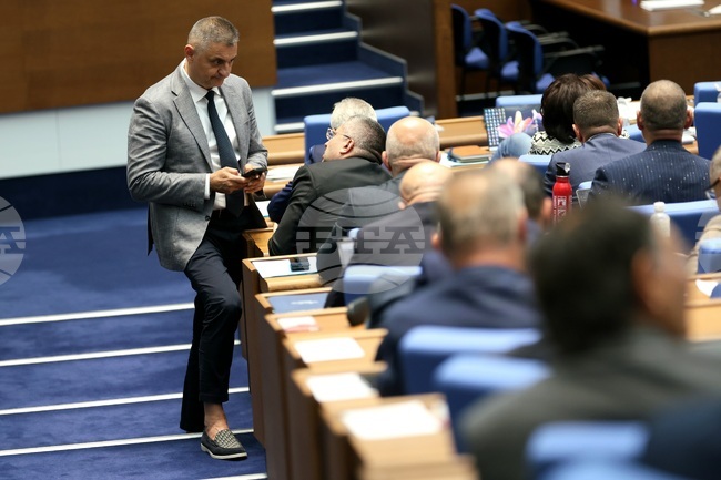 Поради липса на кворум парламентът не успя да започне работа в началния си час - 9:00 часа