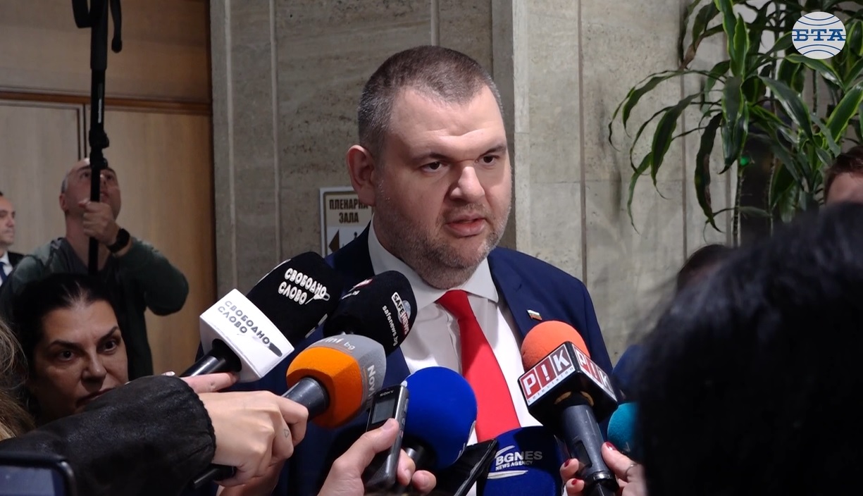 Следва правителството и парламентът да работят, каза Делян Пеевски след неуспешния вот на недоверие Следва правителството и парламентът да работят, каза Делян Пеевски след неуспешния вот на недоверие