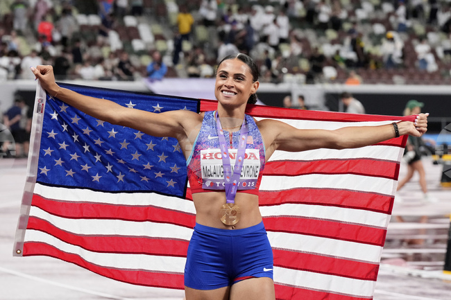 Сидни Маклафлин-Леврон спечели световната титла в бягането на 400 метра за жени с второто най-добро време в историята