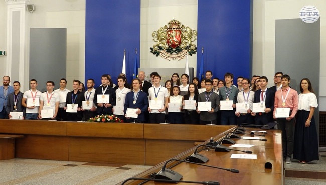 С такива светли умове като вашите, бъдещето ни е светло, хармонично и обещаващо, заяви премиерът Желязков на ученици, медалисти от олимпиади