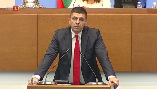 Вотът на недоверие показа, че страната има трима премиери, управлява се от нелегитимен център на власт, заяви Ивайло Мирчев