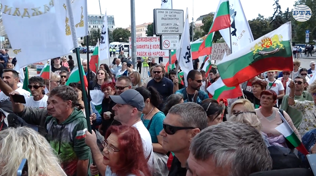 Граждани блокираха движението на площад "Княз Александър l" до парламента