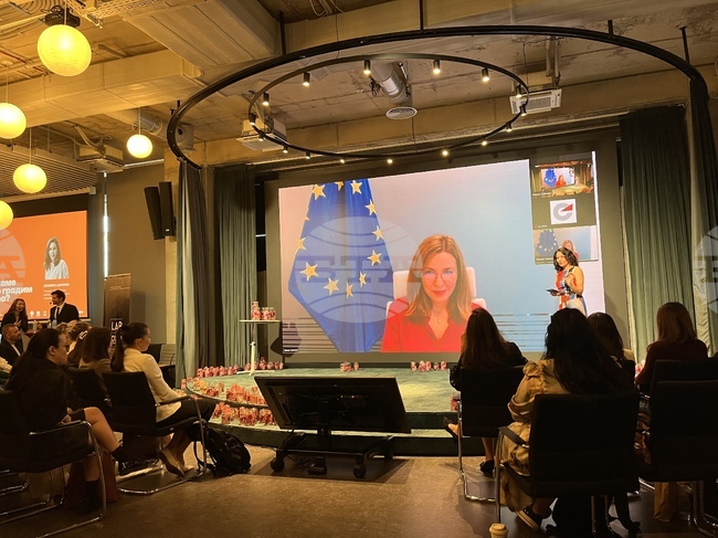 Съветът ми към младите дами е първо да се образоват и да инвестират редовно, дори и малки суми, каза главният директор по риска на ЕК Илияна Цанова