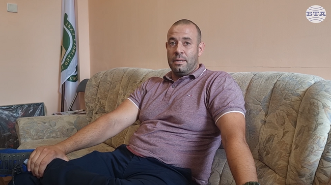 Въпреки успешната си кариера на адвокат в Германия, Борис Андреев се връща в България и избира да бъде кмет на плевенско село