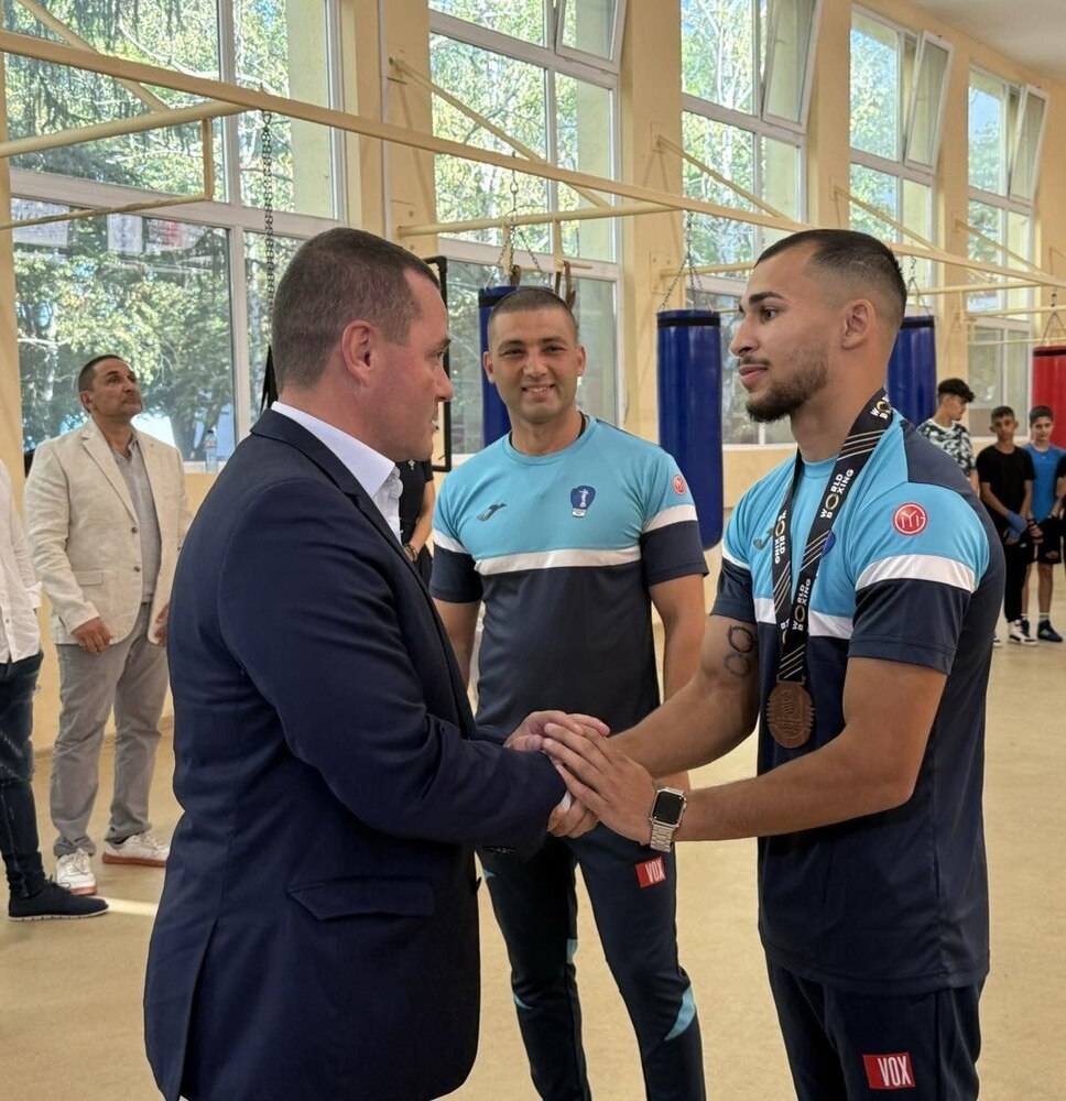 Община Русе: Кметът Пенчо Милков награди бронзовия медалист от Световното по бокс Радослав Росенов