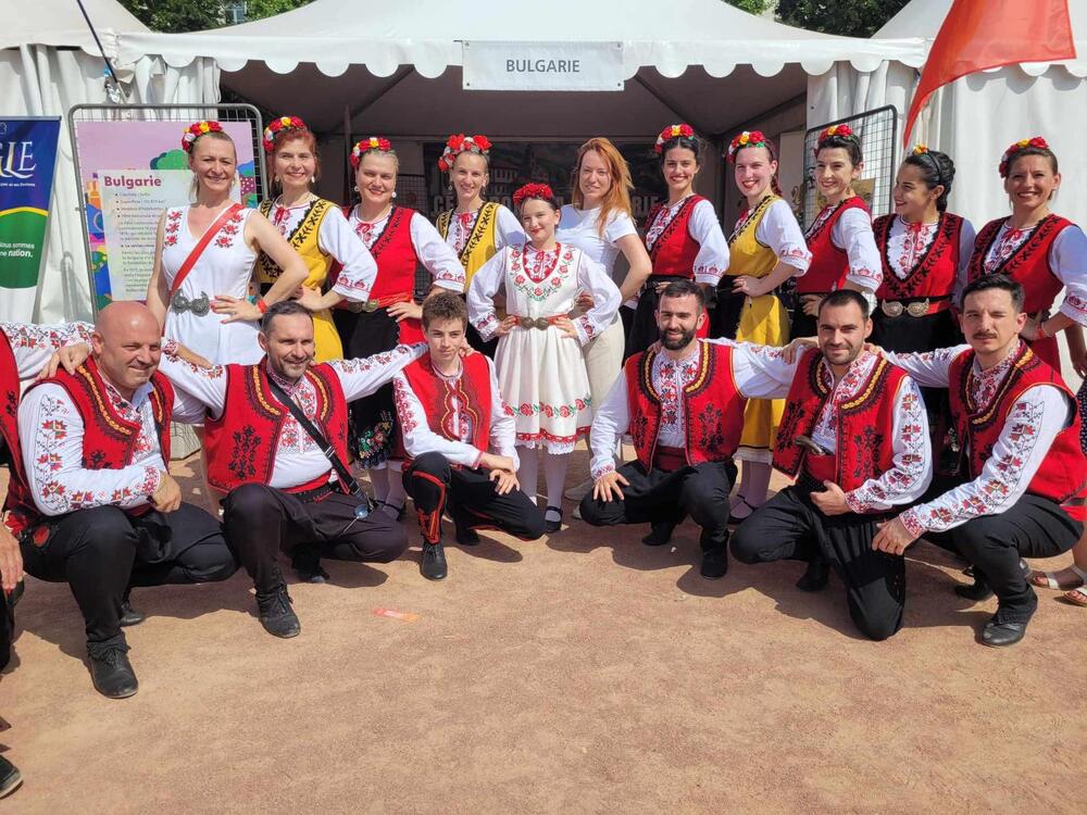 Танцьори от Българската формация „От извора“ в Лион, Франция, ще вземат участие в 21-то издание на Празника на знамената