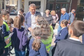 Шумен - превантивна кампания - първа глоба за говорене с мобилен телефон при пресичане