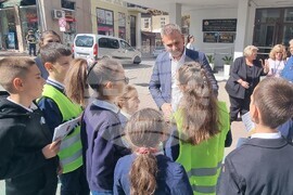 Шумен - превантивна кампания - първа глоба за говорене с мобилен телефон при пресичане