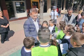 Шумен - превантивна кампания - първа глоба за говорене с мобилен телефон при пресичане